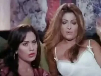 બસ્ટી સોનેરી આનંદથી વિલાપ કરી રહી છે