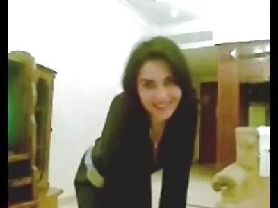 સિલ્કી પળિયાવાળું સોનેરી fucked અને સખત ખેંચાઈ