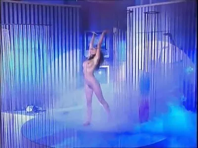 મોટા કુદરતી tits સાથે નોકરડી આઇવી ગુલાબ એક blowjob આપે છે અને fucked છે