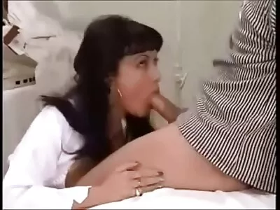 પીળા શર્ટ માં શ્યામા મળી હતી fucked