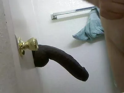 મોટી મોટી મહિલાઓ રમકડાં સાથે રમી રહી છે
