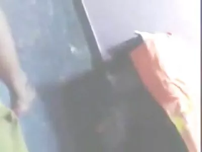 સુંદર છોકરી તેના પાડોશીનો લંડ ચૂસી રહી છે