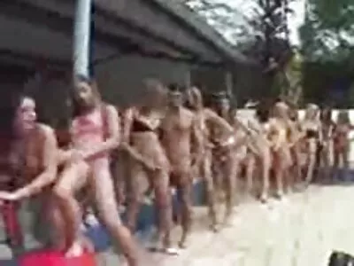 પેટિટ MILF ચેરી Aleksander પથારીમાં તેના pussy સાથે રમે છે