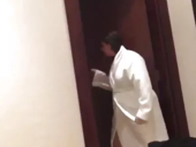ટીન સોનેરી એમ્મા સ્ટારલેટ્ટો એક blowjob આપે છે અને તેના મોંમાં કમ મેળવે છે