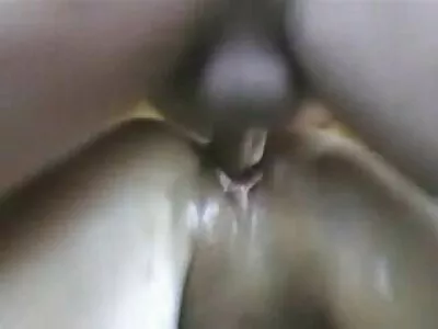 તોફાની બેબ્સ ફ્લોર પર હસ્તમૈથુન કરી રહી છે