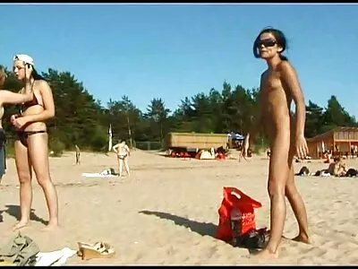 યુવાન cuties Vanna અને સબીના strapon dildo સાથે એકબીજા fucking
