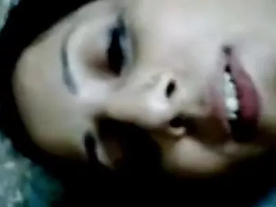 હોટ બેબ નેલી કેન્ટ તેના સેક્સી પગ પર કમ લે છે